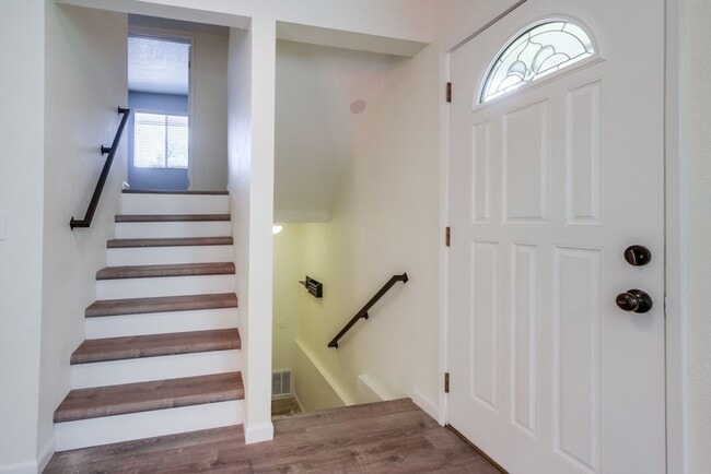 Building Photo - Downtown Vista Townhome, Available Now!