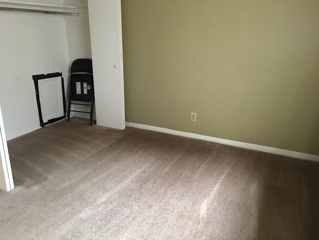 Building Photo - 2 Bedroom Condo 4 Blocks from UTK Campus!