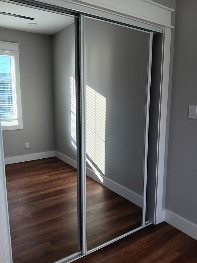 Building Photo - Spacious 6BR Townhome Near UTK | Private B...