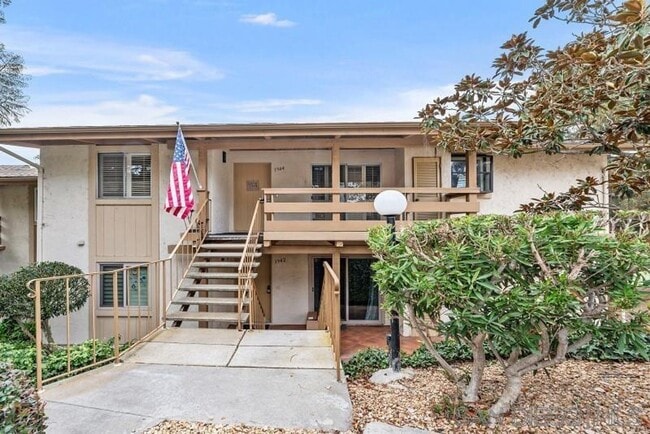 Primary Photo - Gorgeous Upper Unit Condo in Fairway Knoll...