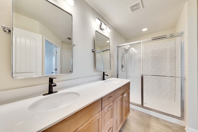 Building Photo - Amazing 4 bed, 2 bath home in North East Austin!