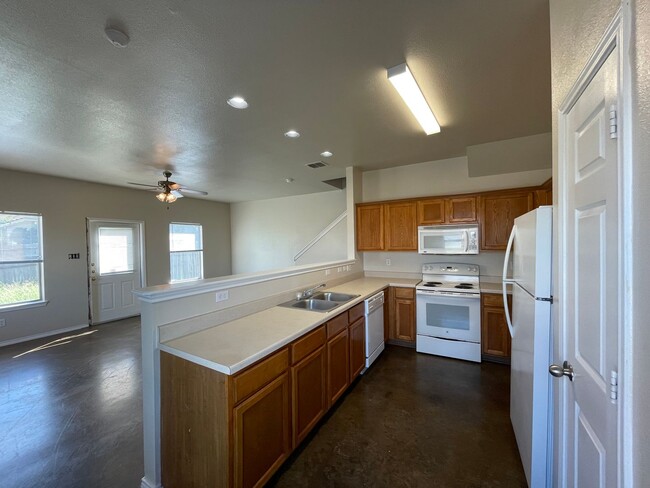 Building Photo - Townhome for rent