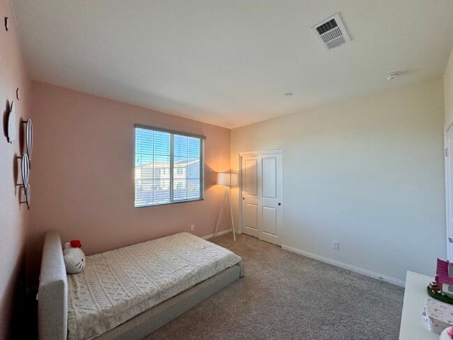 Building Photo - Welcome to this stunning two-story home lo...