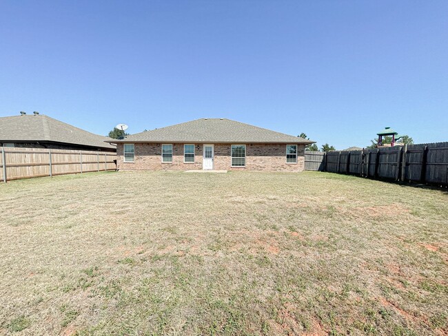 Building Photo - 3 Bed - 2 Bath - 2 Car Garage in OKC! FULL...