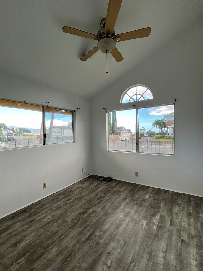 Building Photo - 4/2 SF Home in Royal Kunia!