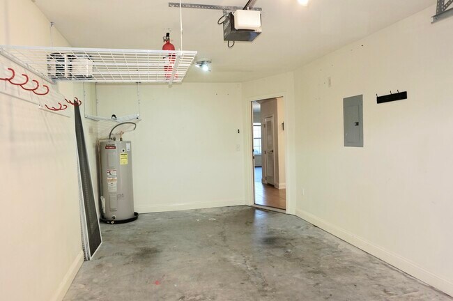 Building Photo - 765 Majestic Dr