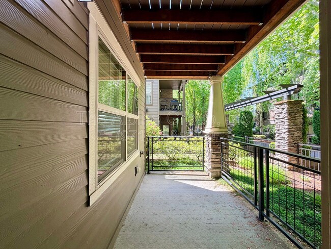 Building Photo - 657 NE Garswood Ln