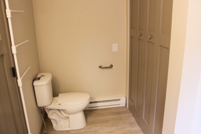 Bathrm Toilet, Washer/Dryer Closet - 1109 5th Ave S