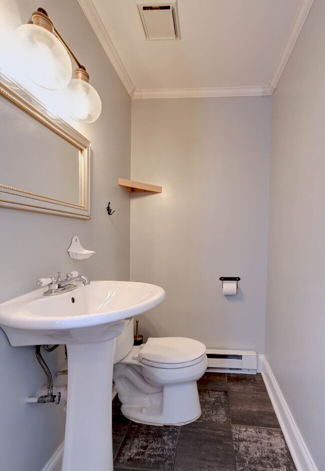 Building Photo - (2BD/1.5BA) Fabulous Patterson Park Townhome