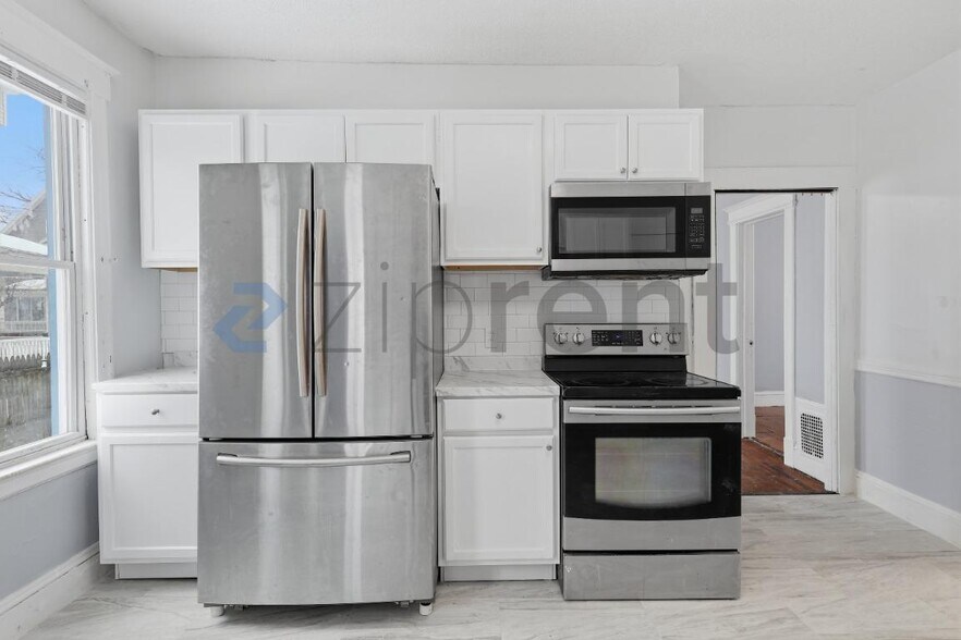 Building Photo - 62 Rowe Ave