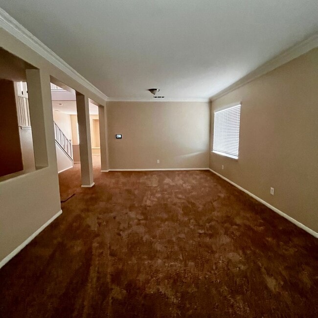Building Photo - 5 BEDROOM VICTORVILLE HOME