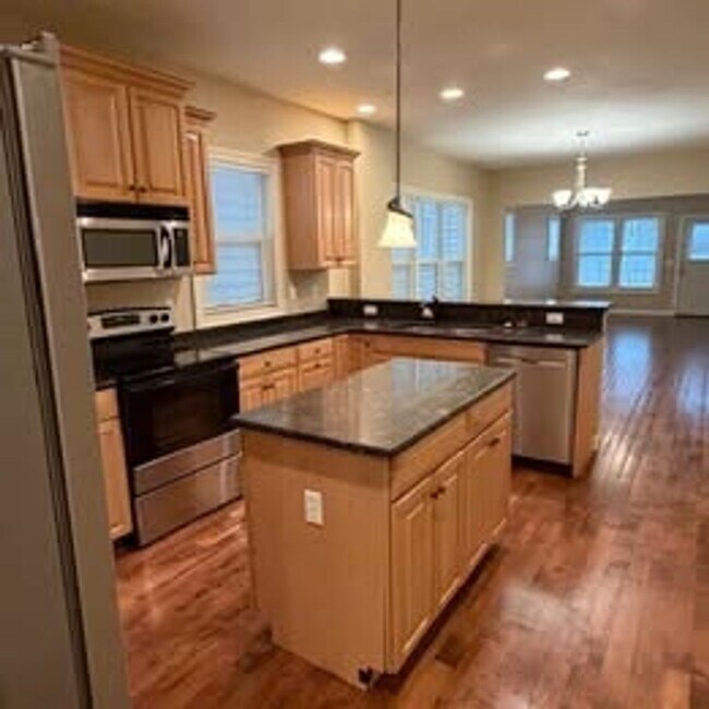 Building Photo - 2010 N Buffum St