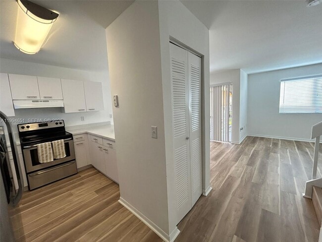 Building Photo - 6255 SW Kendale Lakes Cir