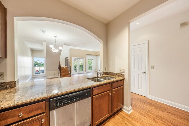 Building Photo - Downtown Luxury Condo with Rooftop Views -...