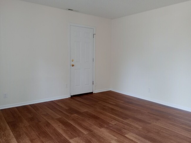 Building Photo - Darling 3 Bedroom Ranch with Fully Fenced ...