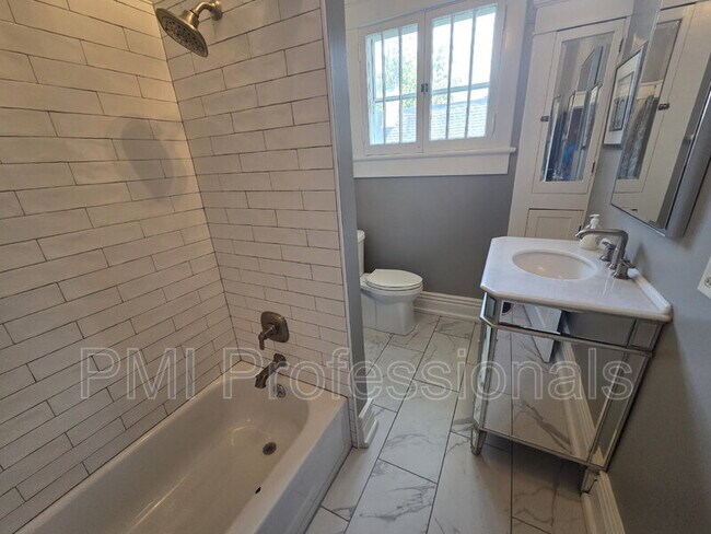 Building Photo - 401 E Main St