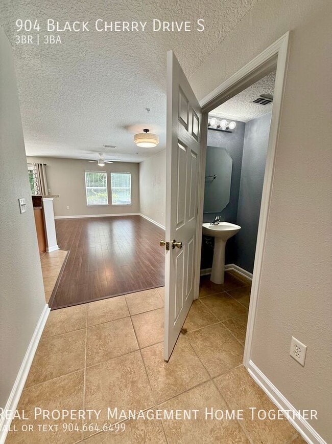 Building Photo - 904 Black Cherry Dr S
