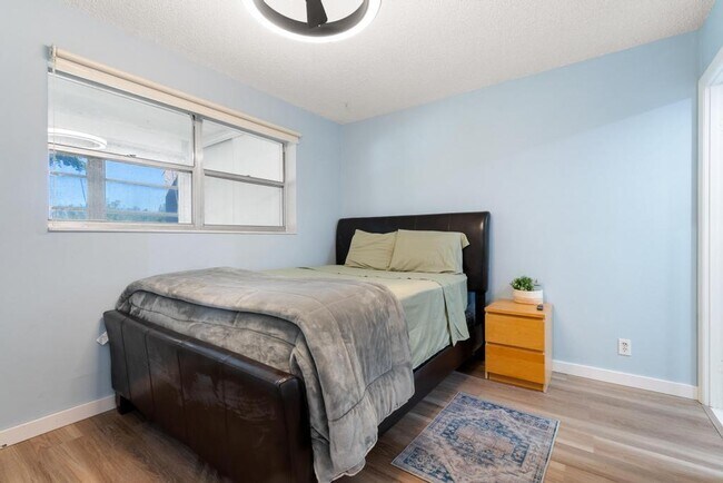 Building Photo - 124 Lake Constance Dr