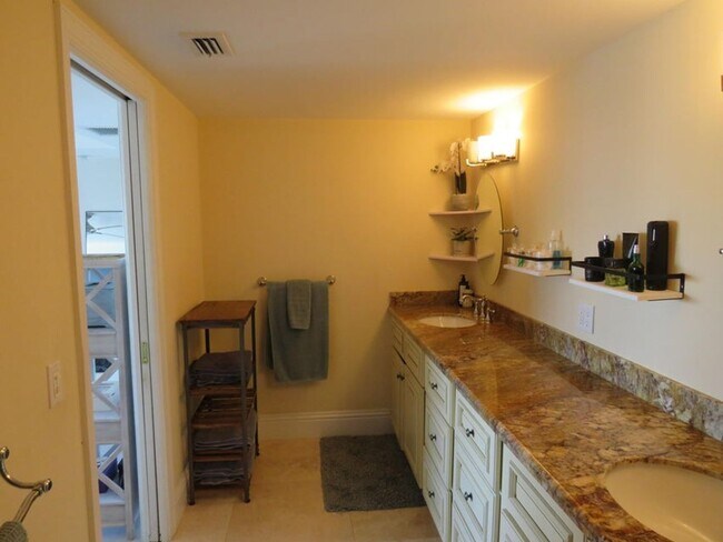 Building Photo - 155 Yacht Club Dr