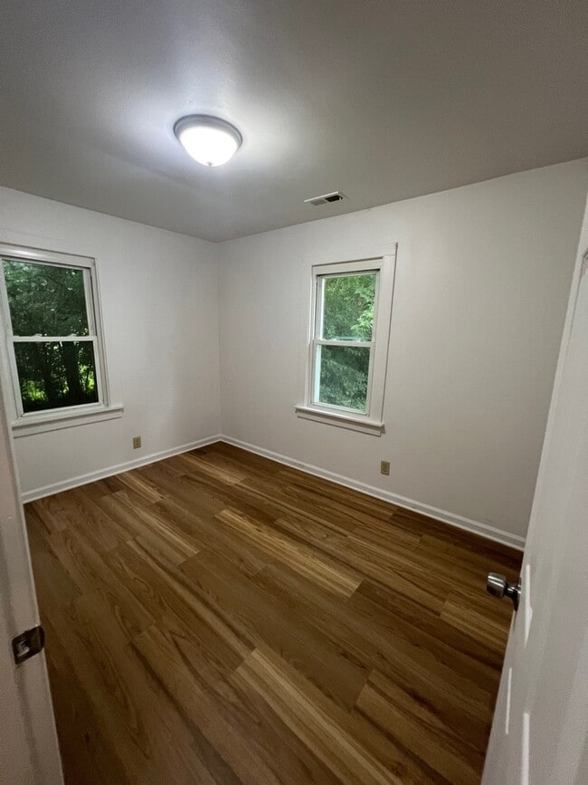 Building Photo - 806 Menominee Dr