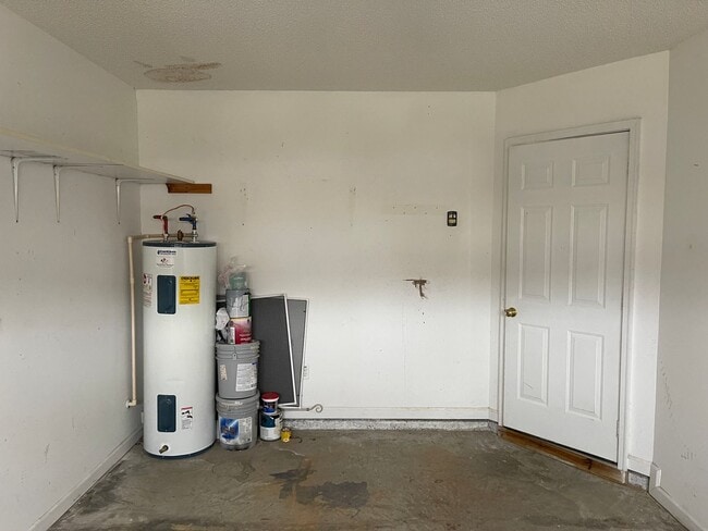 Building Photo - Dunwoody Townhomes - End Unit!