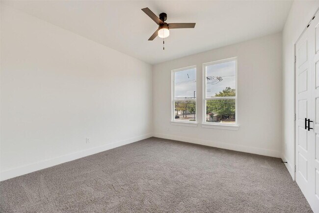 Building Photo - 2330 Fairfax Dr