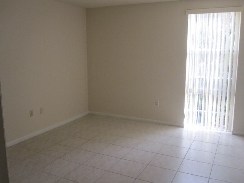 Building Photo - 6904 N Kendall Dr