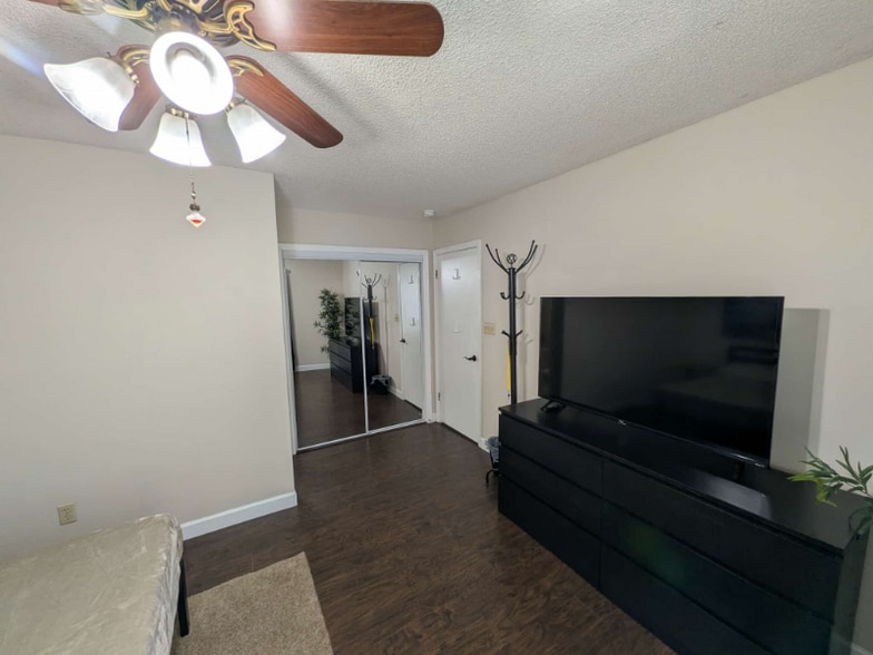 Building Photo - 132 Sussex Dr