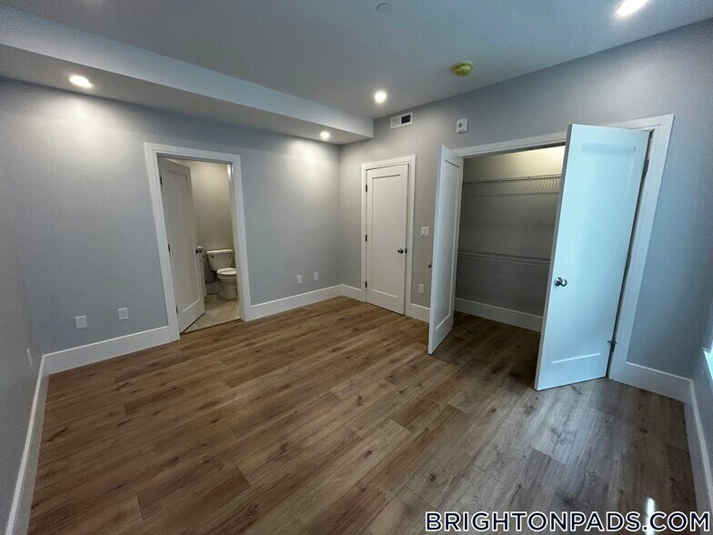 Building Photo - 124 Kenrick St