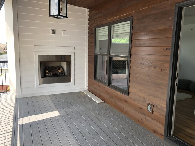 Building Photo - Contemporary 2BD 2.5 BA  3 Story Townhome with a View!