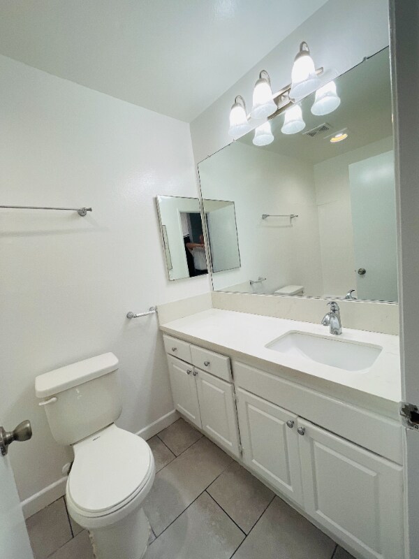 Building Photo - 7044 Hawthorn Ave