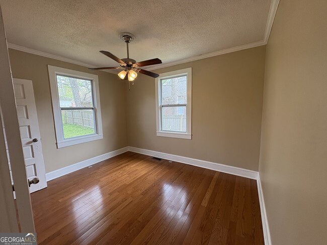 Building Photo - 10 Kirkwood St NE