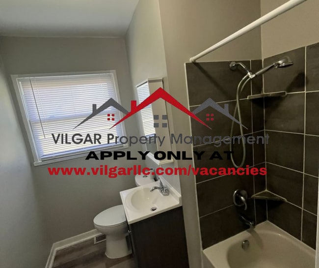Building Photo - 4 Bed / 2 Bath home in Gary, IN!