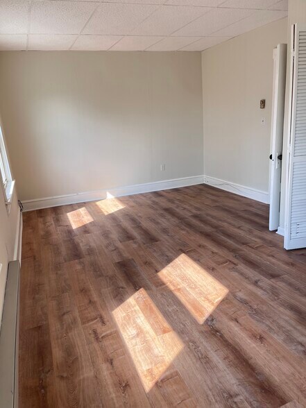 Building Photo - 409 S Valley Ave