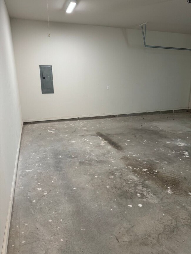 Building Photo - 3 Bed 2 bath with an office in The Enclave