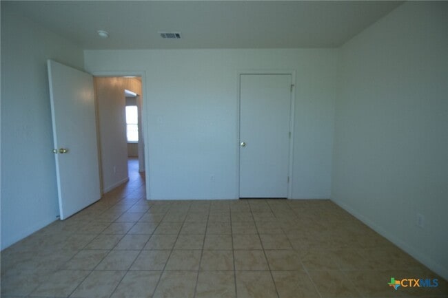 Building Photo - 400 Justin Ln