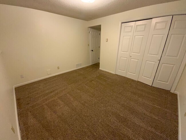 Building Photo - 207-207 Briarcrest Ct