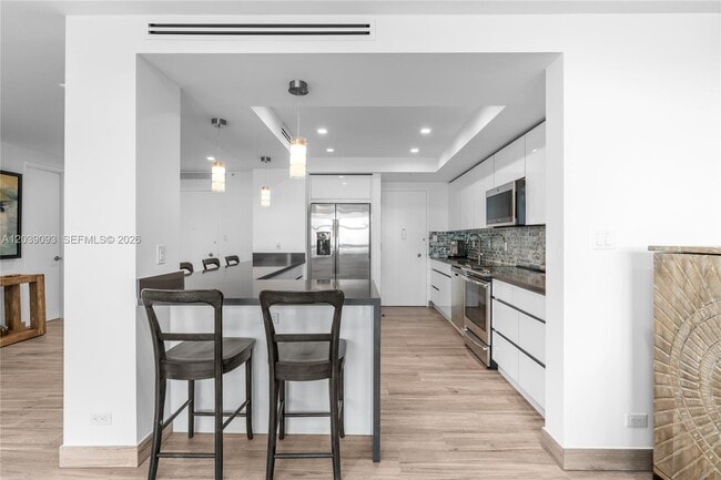 Building Photo - 5055 Collins Ave