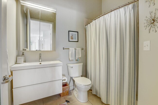 Building Photo - 2 bedroom 2 bath Penthouse apartment in Wa...