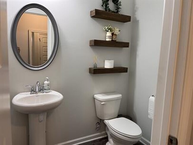 Building Photo - Beautiful 4-Bedroom Home with Office, Bonu...