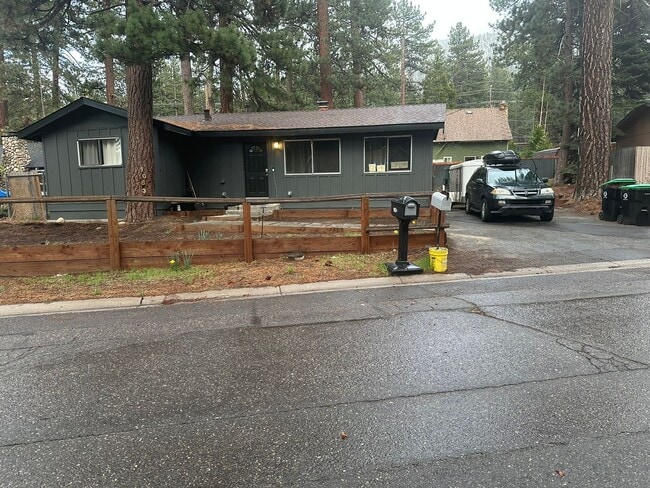Building Photo - Lovely newly renovated 3Bd home available for a seasonal lease (3-6 months)! Call today to inquire!