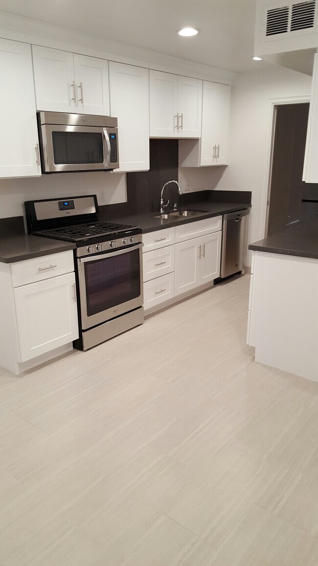 Building Photo - 1830 Kelton Ave