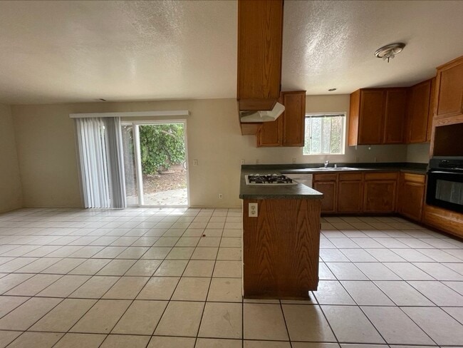 Building Photo - 850 Camino Lindo