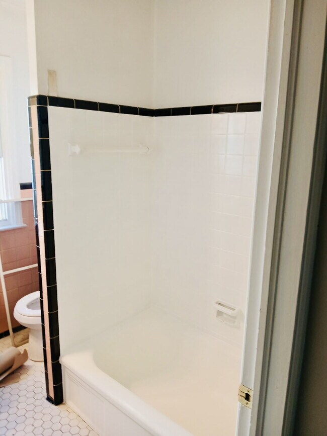 Building Photo - Charming 3-Bed Home with Finished Basement on Hickory Street!