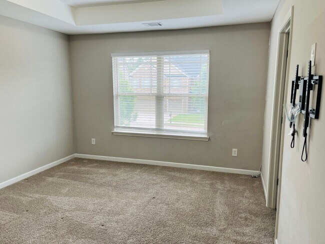 Building Photo - WOW! 5 bed, 4 full baths, brick exterior, ...