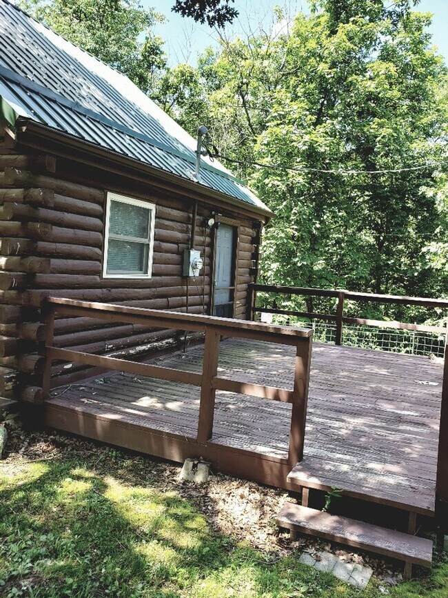 Building Photo - 512 Log Cabin