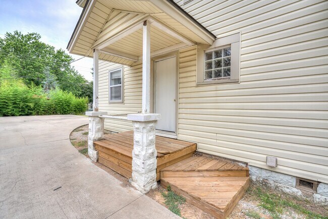 Building Photo - Renovated 3-Bed Gem Minutes from OU & Camp...