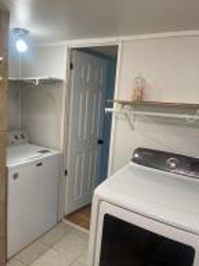 Building Photo - A Getaway Near the Lake- 3 Bedroom, 2 Bath...