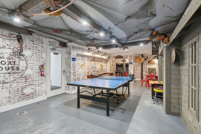 Building Photo - 8817 S Thomas Dr