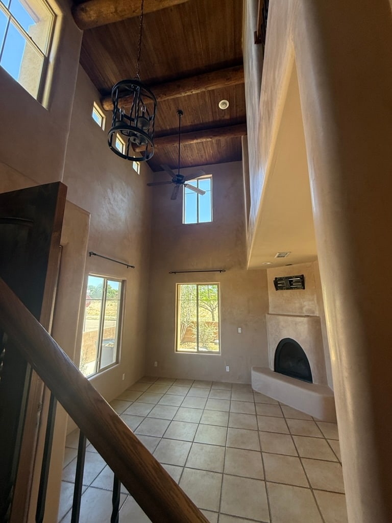 Spacious high ceilings and diamond plaster walls - 24 Emory Pass